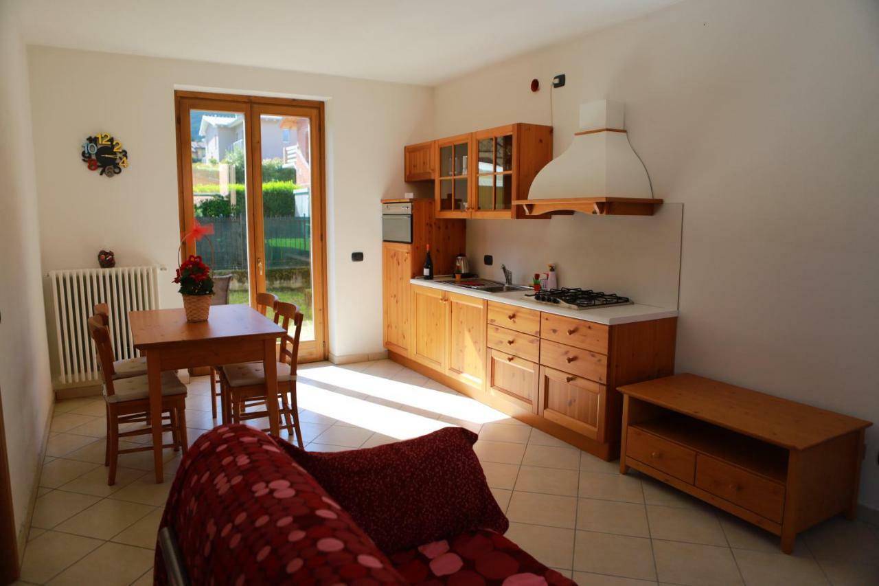 Casa "Giardino Sulla Baia" Lägenhet Colico Exteriör bild